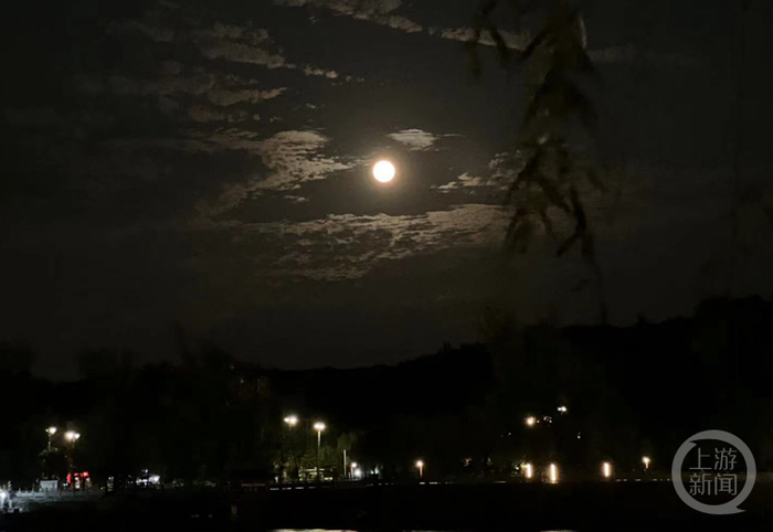 9月29日农历八月十五晚7点，河南洛阳经历阴雨后在中秋放晴，这是洛阳龙门石窟上的圆月。摄影/上游新闻记者 王凯 