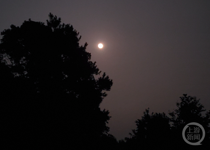 9月29日农历八月十五晚7点50分， 湖南宁乡上空的月亮。摄影/上游新闻记者 萧鹏 