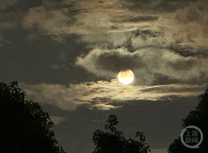 9月29日农历八月十五晚7点45分， 云南省昆明市滇池上空的月亮。摄影/上游新闻记者 李文滔 