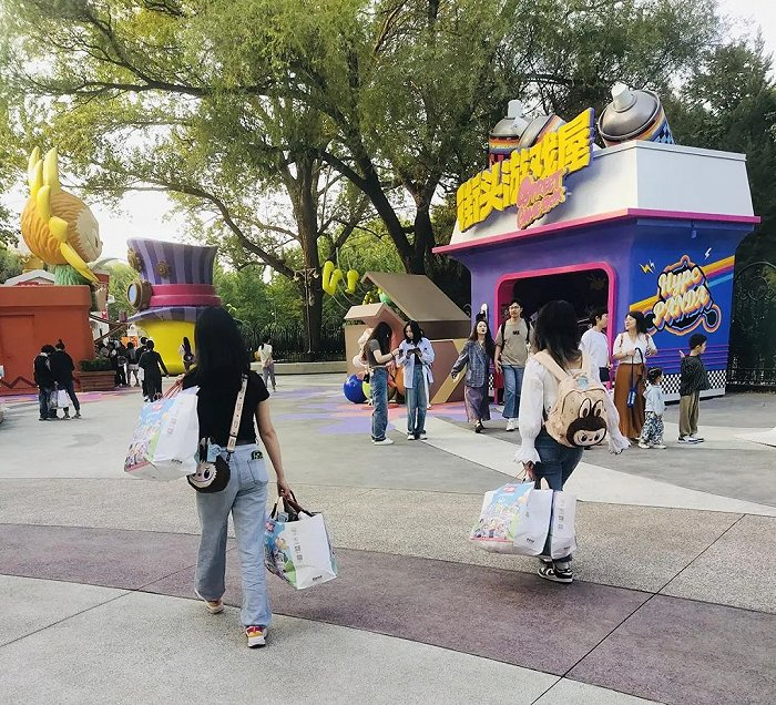 游客们“大包小包”购买产品