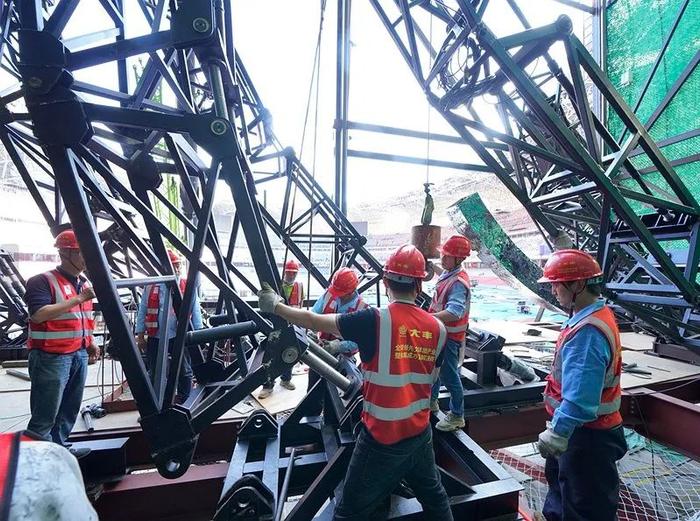 大丰实业技术团队搭建主火把塔(图源:人民网)