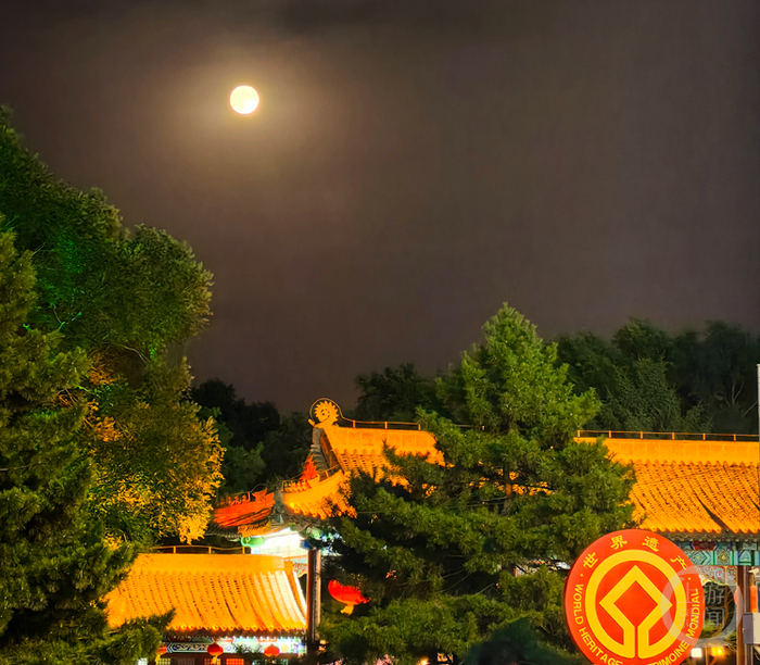 9月29日农历八月十五晚7点，辽宁省沈阳市上空的月亮。摄影/上游新闻记者 张锦 