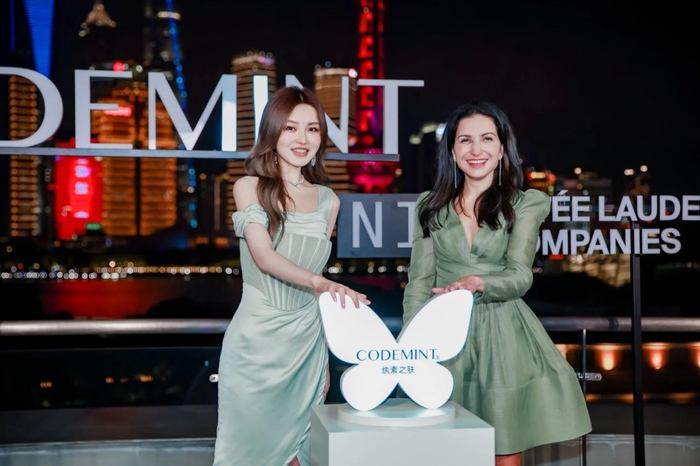 CODEMINT创始人周扬青与雅诗兰黛全球高级副总裁SHANA RANDHAVA宣布合作。