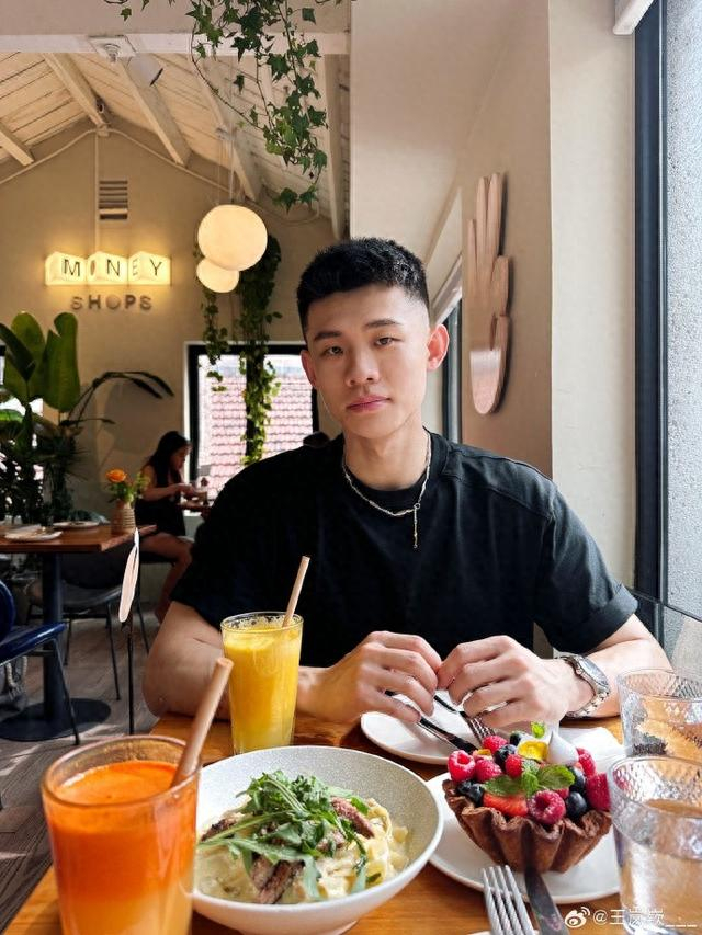 直播吧9月29日讯 同曦男篮球员王岚嵚更新社媒,晒出