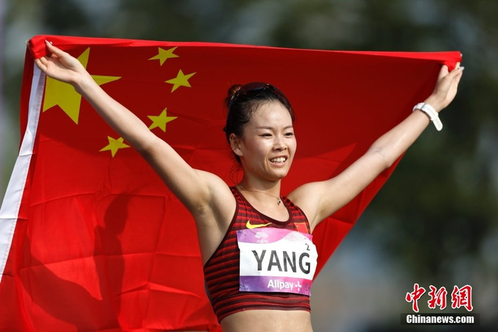 (杭州亚运会)田径:中国队选手杨家玉,马振霞获得女子20公里竞走冠亚军