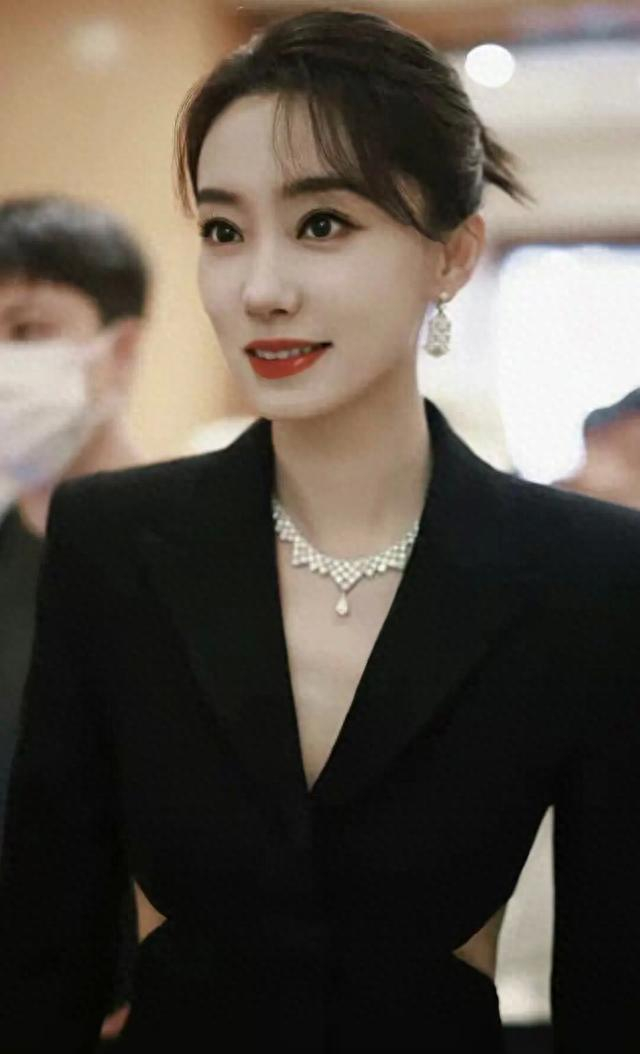 张小斐不能再瘦了,穿露腰西装裙秀出蚂蚁腰,身材火辣|张小斐|身材