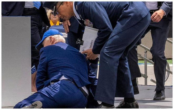 不幸的是,他差点栽倒!|拜登|摔跤|平衡性_新浪新闻