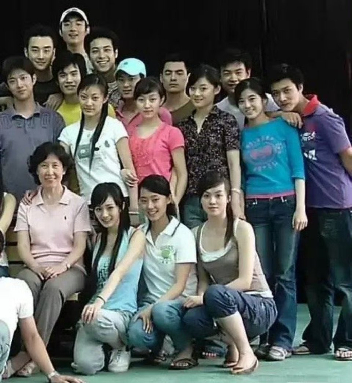 杨幂张小斐,大学室友不同的脚步和节奏,但最后顶峰相见!