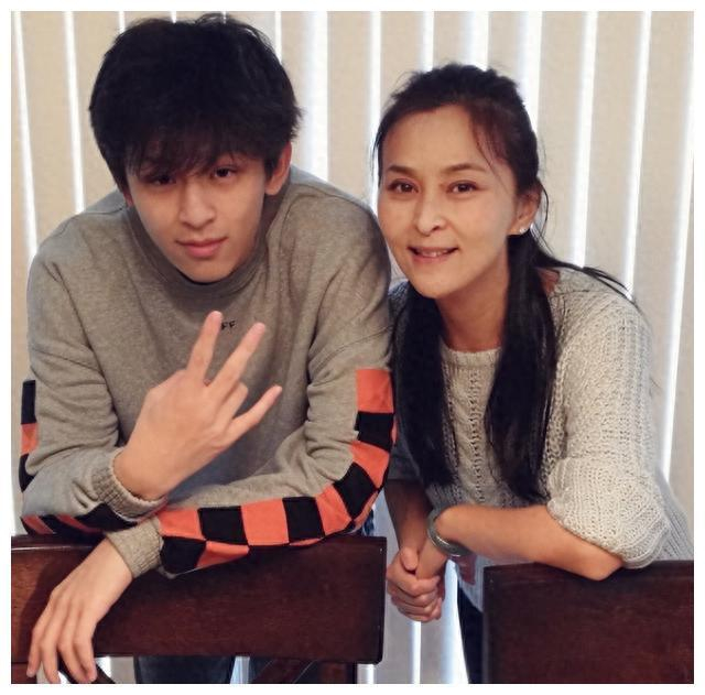 何音曝光庆生照派对狂欢街头热舞与黄志忠失联引爆舆论