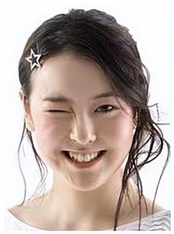 后来她与周杰伦的好朋友刘畊宏谈恋爱,成为了"j女郎"的一员,并先后