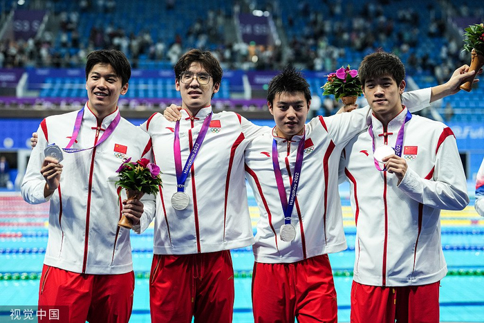 汪顺（左）和队友拿下4×200米自由泳接力金牌。