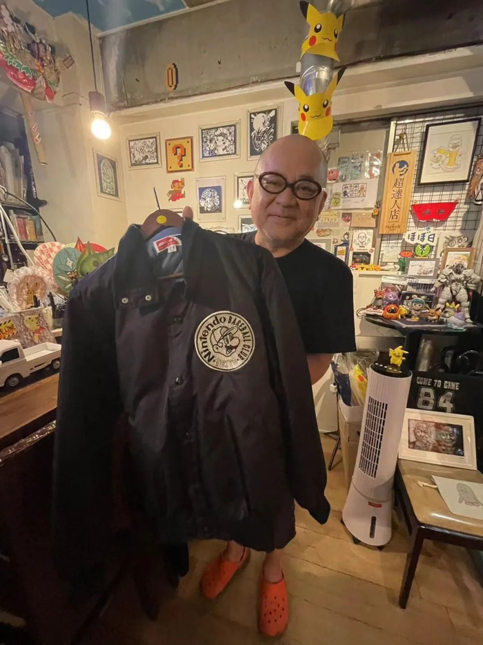 店长向我们展示他的任天堂棒球俱乐部队员夹克