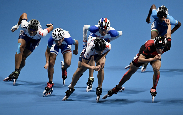 速度轮滑男子10000米积分淘汰赛,张振海(前排右一)为中国队拼下银牌.