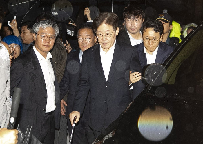 △9月27日，在首尔中央地方法院裁定不予批捕后，李在明走出拘留所。