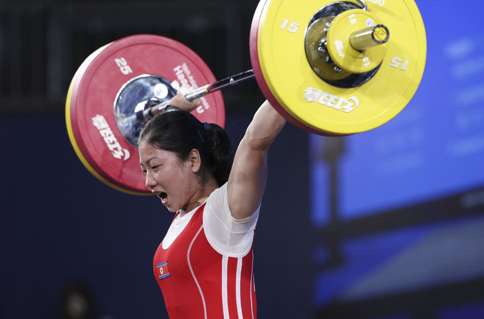 举重女子55公斤级朝鲜选手包揽冠亚军