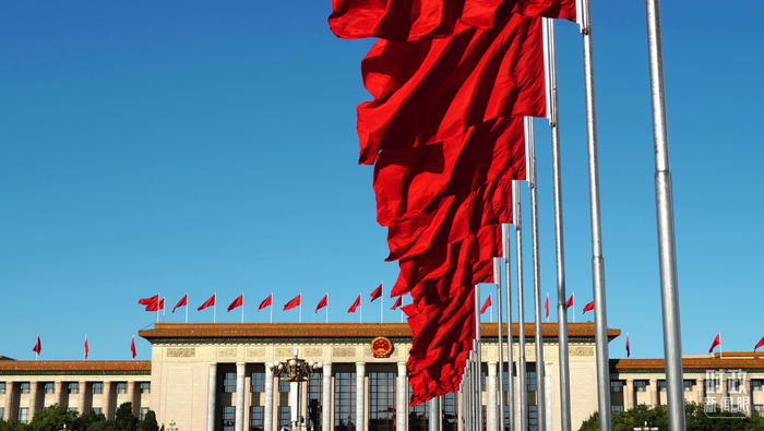 △仪式现场，红旗猎猎。（总台央视记者程铖拍摄）