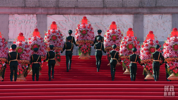 △礼兵抬起花篮，缓步走向人民英雄纪念碑。（总台央视记者蒋硕、国广记者李晋拍摄）