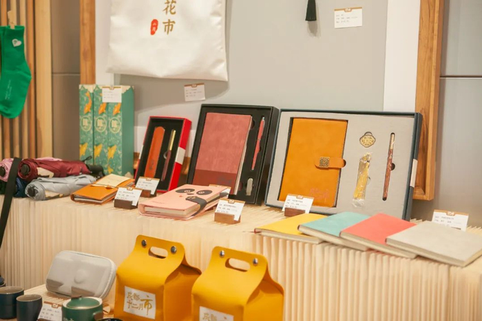 从帆布包,笔记本到雨伞,钢笔,博物馆的文创周边丰富多样 / 图虫创意