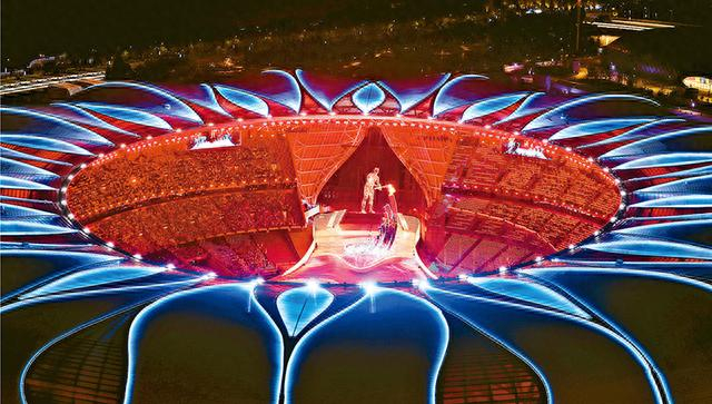 　　2023年9月23日，第19届亚洲运动会开幕式在杭州举行。图为最后一棒火炬手汪顺和“数字火炬手”在开幕式上点燃主火炬。 新华社记者 程婷婷/摄