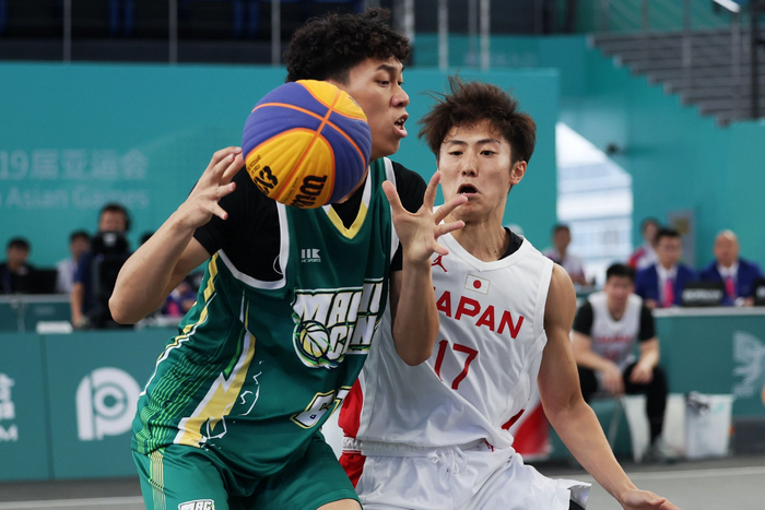 9月30日,中国澳门队球员何浩然(中)在比赛中.