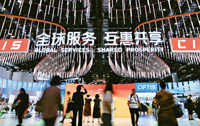 　　2023年9月2日至6日，中国国际服务贸易交易会在北京举行。图为9月4日，观众在服贸会北京国家会议中心展区参观。 新华社记者 武巍/摄