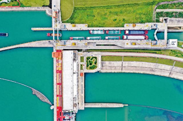 　　2023年9月2日，大藤峡水利枢纽最后一台机组正式投产发电，标志着主体工程顺利完工。图为大藤峡水利枢纽船闸。 新华社记者 曹祎铭/摄