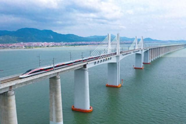 复兴号智能动车组行驶在福厦高铁湄洲湾跨海大桥。 中国铁路南昌局 供图