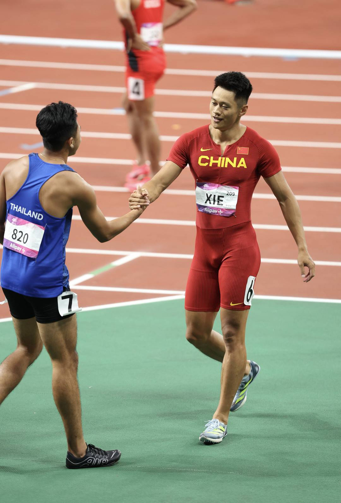 谢震业获男子百米冠军|图集|谢震业|陈冠锋|男子百米_新浪新闻