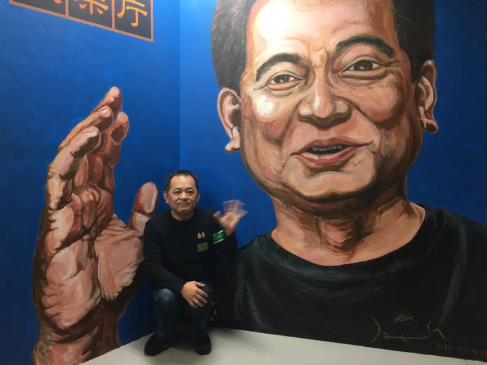 桥本彻在猿楽庁的退休照，出自其twitter@84chokan