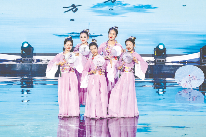     ▲东盟国家的留学生们带来朗诵《蒹葭》。本报记者黄维业 摄