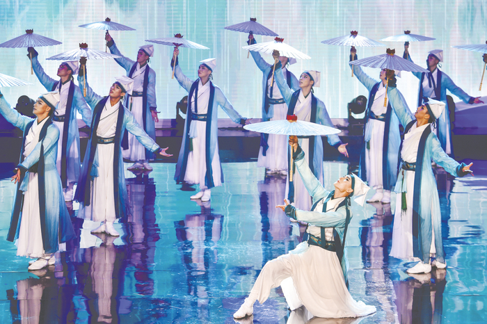     古典舞蹈《雨歇》把人们带回记忆中的年少时光。    本报记者潘浩 摄