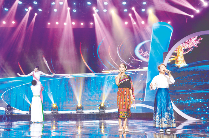     中外歌手共同演唱歌曲《若思念便思念》。本报记者潘浩 摄