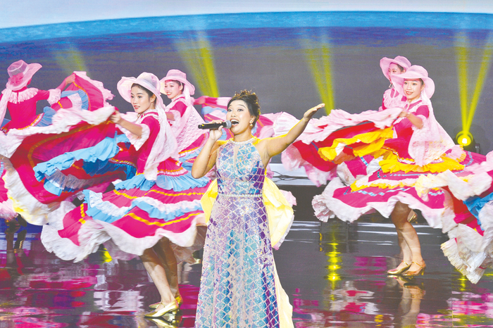     菲律宾歌手演唱歌曲《同一个世界，同一份爱》。本报记者黄维业 摄
