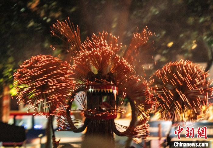 香港国家级非遗项目大坑舞火龙中秋夜再度亮相维园