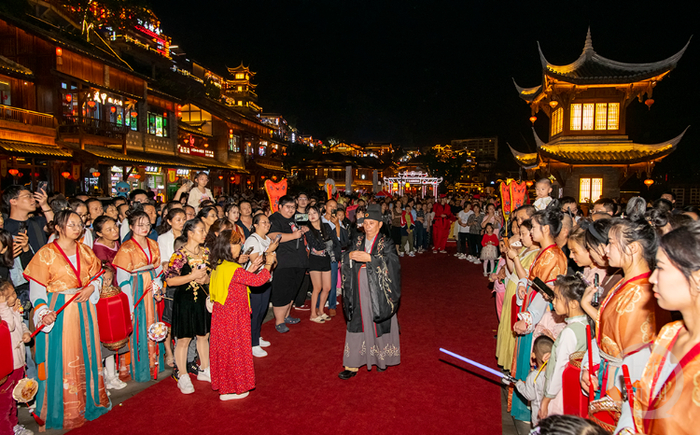 游客在民俗活动中感受中华传统文化。