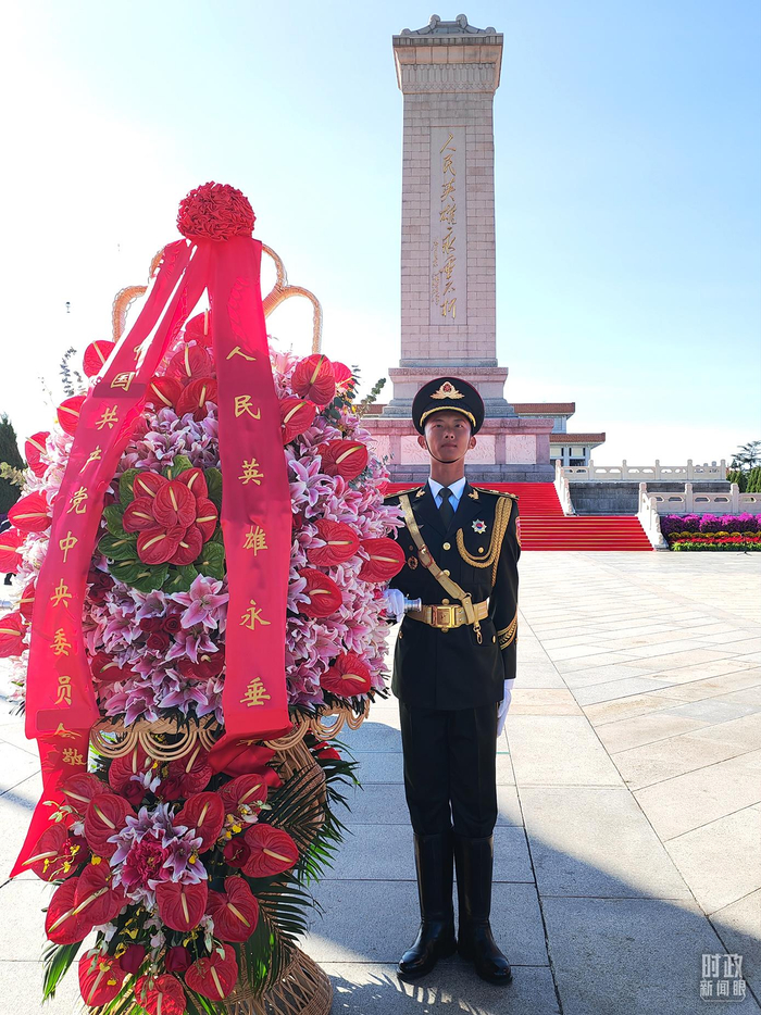 △当天，习近平为这个花篮整理了缎带。（总台央视记者刘琦拍摄）
