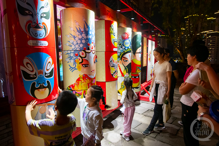 小朋友们对京剧脸谱兴趣浓厚。