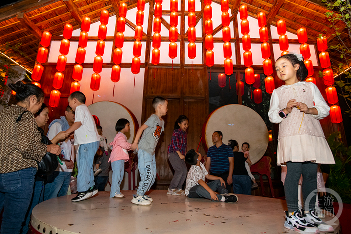 小朋友们尽情享受假日的快乐。