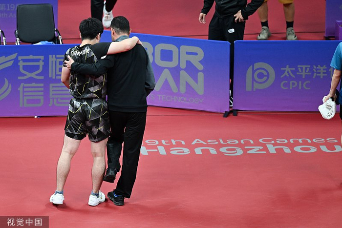张本智和被教练搀扶着离场。