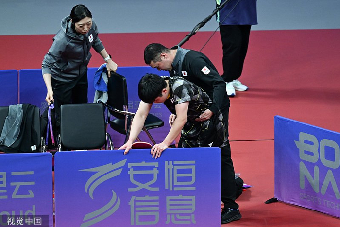 张本智和在比赛中受伤。