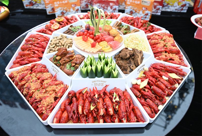 湖北潜江万人龙虾宴开席