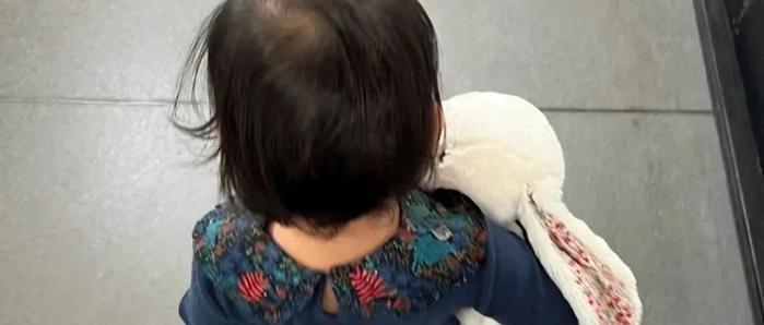 朱珠在米兰参加派对，老公独自带娃去巴黎，岳父为女婿点赞