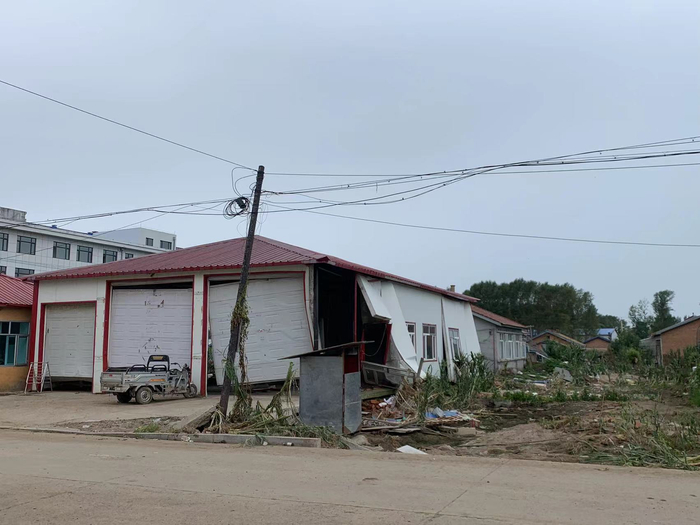 向阳镇街上，被水冲歪的车库。高佳摄