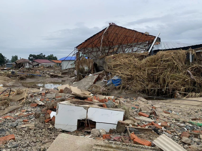 房屋已不复存在，灶台兀立着。高佳摄