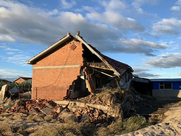 牤牛河边被冲毁的房屋。高佳摄
