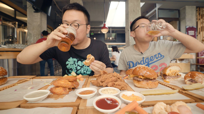 《都在酒里》剧照