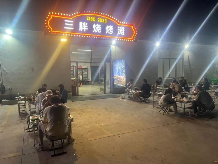 不少外地游客在三胖烧烤吃饭。受访者供图