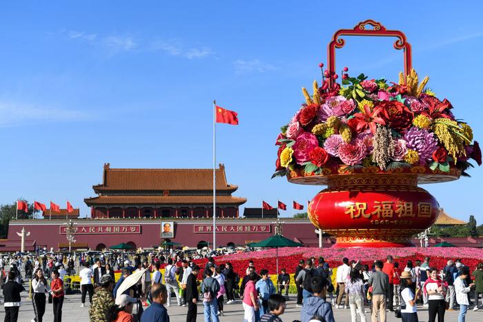 9月27日,市民游客在天安门广场参观“祝福祖国”巨型花篮。新华社记者 鞠焕宗 摄