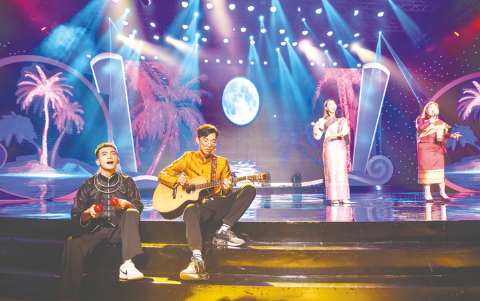     《相思河畔》是来自泰国的经典旋律，晚会上由来自泰国、老挝、柬埔寨3个国家的留学生们一同演绎。本报记者潘浩 摄