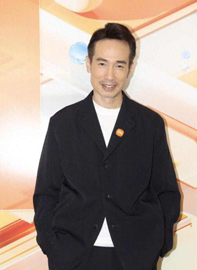 看得出为了上镜好看,陈豪有刻意保持体重,作为演员也是真的不容易